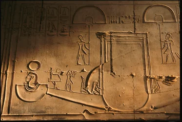 Relief der Barke aus dem Tempel von Sethos I, Abydos, Ägypten
