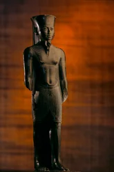 Statue von Amun mit den Zügen von Tutanchamun
