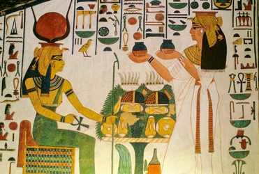 Grab von Nefertari; Nefertari bietet einer Gruppe von Gottheiten Wein an; Ägypten, Tal der...