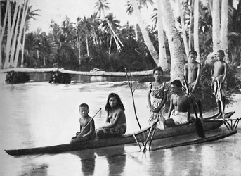 Ein samoanisches Kanu mit Ausleger und seinen Insassen, 1902