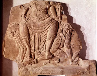 Koreanische Kunst: Tonziegel mit Darstellung eines Herrn oder einer Gottheit, die die bösen Kräfte dominiert. Silla-Periode, 7. Jahrhundert. Nationalmuseum von Korea