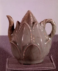 Koreanische Kunst: Gießgefäß in Form einer Lotusblume. Dim. 10,2 cm Koryo-Periode, spätes 12. Jahrhundert. Nationalmuseum von Korea