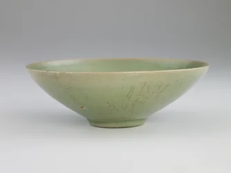 Schale mit eingeschnittenem Design von Fischen unter Wellen, mittleres 12. Jahrhundert