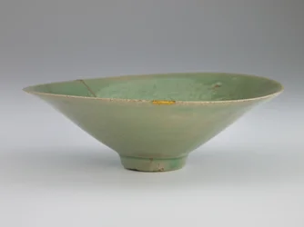 Schale mit geformtem und eingeschnittenem Design von Kranichen und Wolken, 12. Jahrhundert