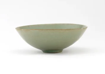 Schale mit geformtem Design von Fischen unter Wellen, Mitte des 12. Jahrhunderts