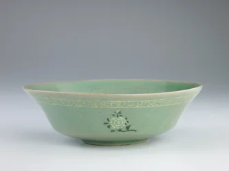 Teller mit geformter und eingelegter Dekoration, spätes 12. bis mittleres 13. Jahrhundert