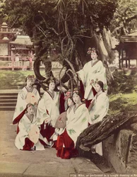 Miko oder Tanzaufführung in einem Tempel in Nara