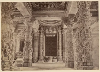 Türöffnung und obere Säulen, Delwara-Tempel, Mount Abu