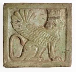 Plakette mit geflügelter persischer Sphinx, ca. 525-401 v. Chr. (geformte Fayence)