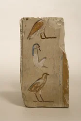 Relief mit Hieroglyphen, möglicherweise aus Theben, ca. 600 v. Chr. (bemalter Kalkstein)