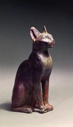 Statuette einer Katze mit goldenen Ohrringen, die heilige Darstellung der Göttin Bastet, um 664-630 v. Chr.