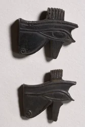 Zwei Wedjat-Augen-Amulette (Obsidian)