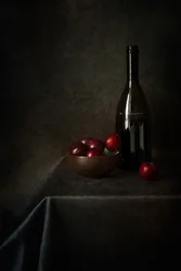 Stillleben mit Pflaumen und einer Flasche