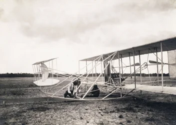 Leon Bollee arbeitet am Flugzeug der Gebrüder Wright, um 1909