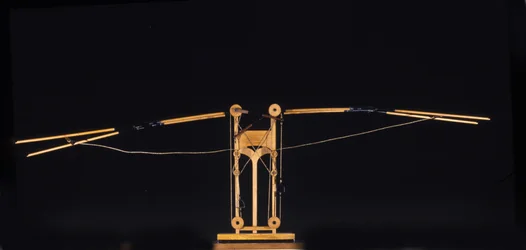 Maschine zum Fliegen mit Flügeln. Modell nach der Zeichnung von Leonardo da Vinci. Museum für Wissenschaft und Technologie, Mailand