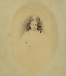 Edith Liddell sitzt neben einer Vase mit Fingerhüten, 1860