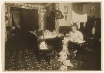 Heimarbeit (Frau an der Nähmaschine)