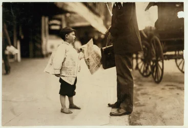 6-jähriger Zeitungsjunge Hyman verkauft Zeitungen bis 18 Uhr in Lawrence, Massachusetts, 1911