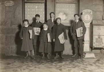 20:30 Uhr. Gruppe von Zeitungsjungen, die am Bahnhof verkaufen, Hartford, Connecticut. Kleinster Junge 11 Jahre alt, März 1909