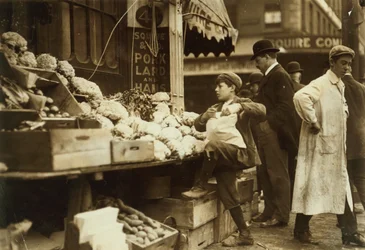 Ein Junge arbeitet an einem Obststand in Boston, Massachusetts