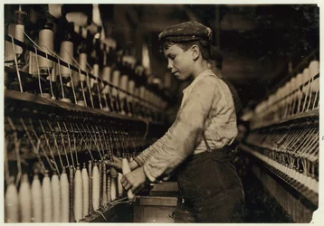 Ein Doffer ersetzt volle Spulen in der Globe Cotton Mill, Augusta, Georgia, 1909