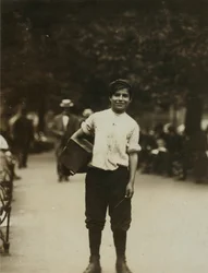 Ein junger Schuhputzer arbeitet am Union Square, New York City
