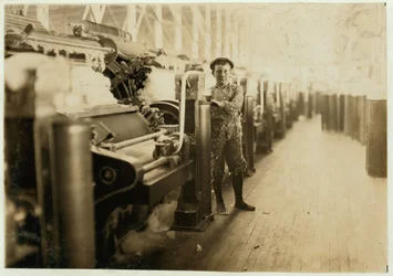 Junge beim Kehren bei Kardiermaschinen in den Lincoln Cotton Mills, Evansville, Indiana, in Strümpfen auf einem rutschigen Boden, 1908