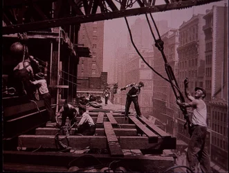 Empire State Building im Bau, zeigt eine Hebemannschaft bei der Arbeit