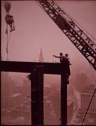 Empire State Building im Bau, Platzierung eines Stahlträgers