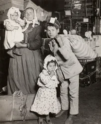 Italienische Familie sucht verlorenes Gepäck, Ellis Island