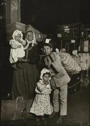 Italienische Familie sucht verlorenes Gepäck, Ellis Island