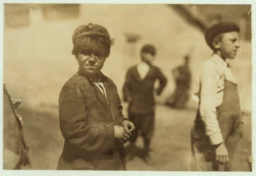 Joe (Jose) Mello, 8 oder 9 Jahre alt, arbeitet als Mühlenkehrer in New Bedford, Massachusetts, 1911
