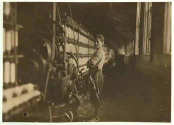 John Dempsey, 11 oder 12 Jahre alt, Samstagsarbeiter im Mulespinnraum der Jackson Mill, Fiskeville, Rhode Island (1909)