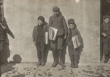 John Pento, 14 Jahre alt, Daniel und Angelo Pento, 7 Jahre alt, verkaufen Zeitungen..., 3348