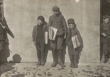 John Pento, 14 Jahre alt, Daniel und Angelo Pento, 7 Jahre alt, beim Zeitungsverkauf, Hartford, Connecticut