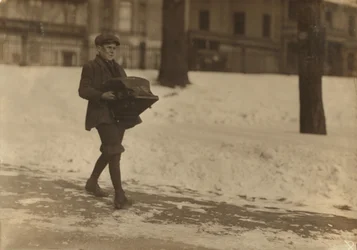 Louis A. Caulfield, 16 Jahre alt, auf dem Boston Common, der eine schwere Schreibmaschine etwa 12 Meilen für die Model Typewriter Inspection Co. liefert und 6 Dollar pro Woche verdient, 1917