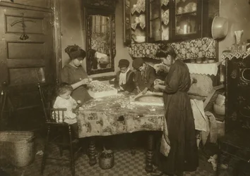 Mrs. Mette und ihre Kinder (Josephine 13, Nicholas 6 und Johnnie 8 verdienen zusammen nur 40-50 Cent pro Tag) machen Blumen in einem schmutzigen New Yorker Mietshaus, 1911