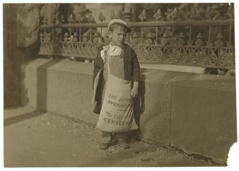 Zeitungsjunge Freddie Kafer, 5 oder 6 Jahre alt, verkauft Saturday Evening Posts am Eingang des State Capitol, Sacramento, Kalifornien, 1915