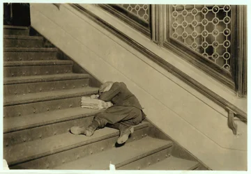Zeitungsjunge schläft mit seinen Zeitungen in Jersey City, New Jersey, 1912