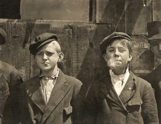 Zeitungsjungen machen eine Zigarettenpause, St. Louis, Missouri, 1910