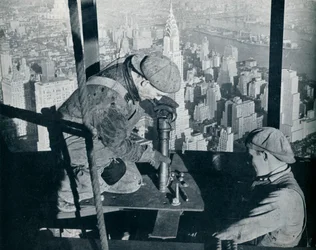Nieten der letzten Bolzen am Morgenmast des Empire State Building, ca. 1931