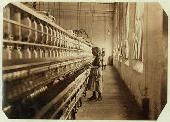 Sadie Pfeifer, nur 4 Fuß groß, arbeitet seit 6 Monaten in den Lancaster Cotton Mills, South Carolina, 1908