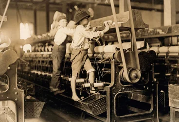 Spindeljungen in einer Baumwollspinnerei in Georgia (ca. 1909)