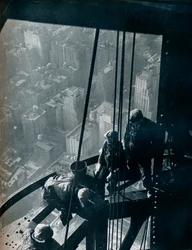 Die letzten Phasen des Mastes, die Straße ist etwa eine Viertelmeile entfernt