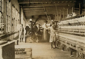 Zwei junge Spinnerinnen in den Catawba Cotton Mills, Newton, North Carolina, 1908