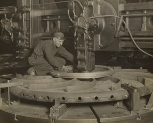 Arbeiter an der Schleifmaschine