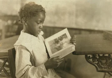 Junges Mädchen liest ein Buch im Klassenzimmer, Pleasant Green School, Marlinton, Pocahontas County, West Virginia, USA, um 1921