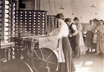 Junge Frauen arbeiten an einer Spinnmaschine in einer Baumwollfabrik, South Carolina, 1908