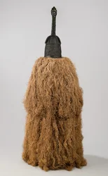 Helmmaske (Gbetu) mit Raffiakostüm, Gola, 20. Jahrhundert