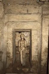 Katakomben von Kom-esh-Shuqafa, Innenraum des Hypogäums, Nische mit weiblicher Statue